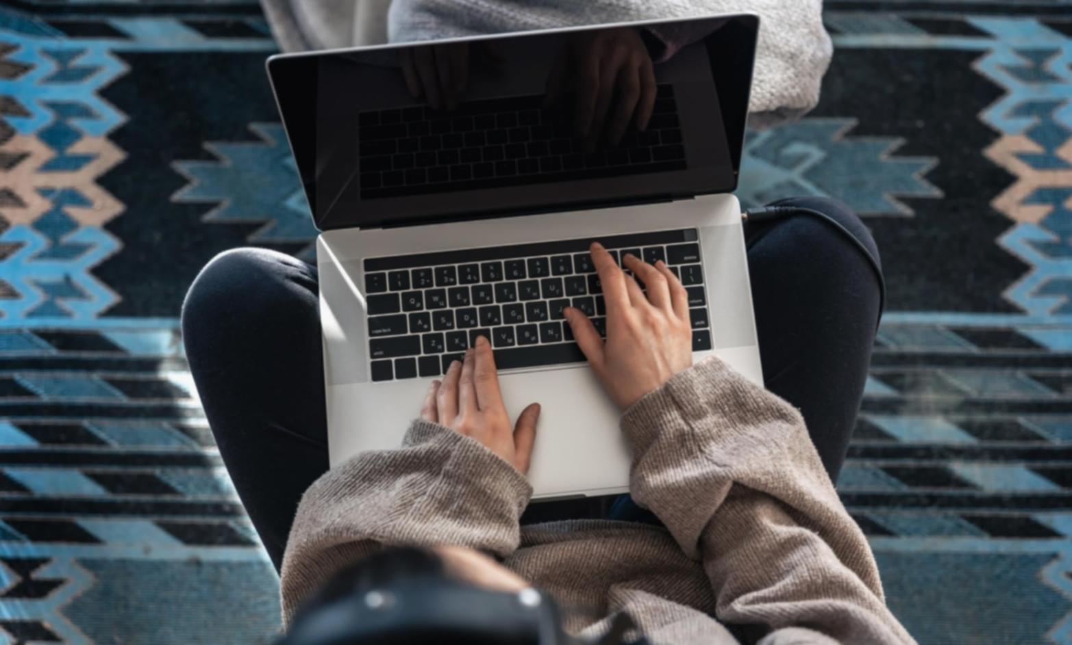 Estudiantes trabajando en proyectos de accesibilidad web en un entorno colaborativo